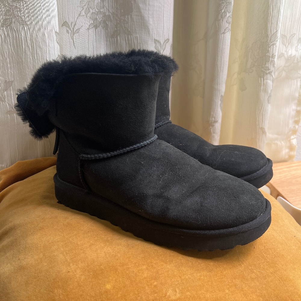 Black Ugg boots Foldable with Bow Womens size 9 fits like 8